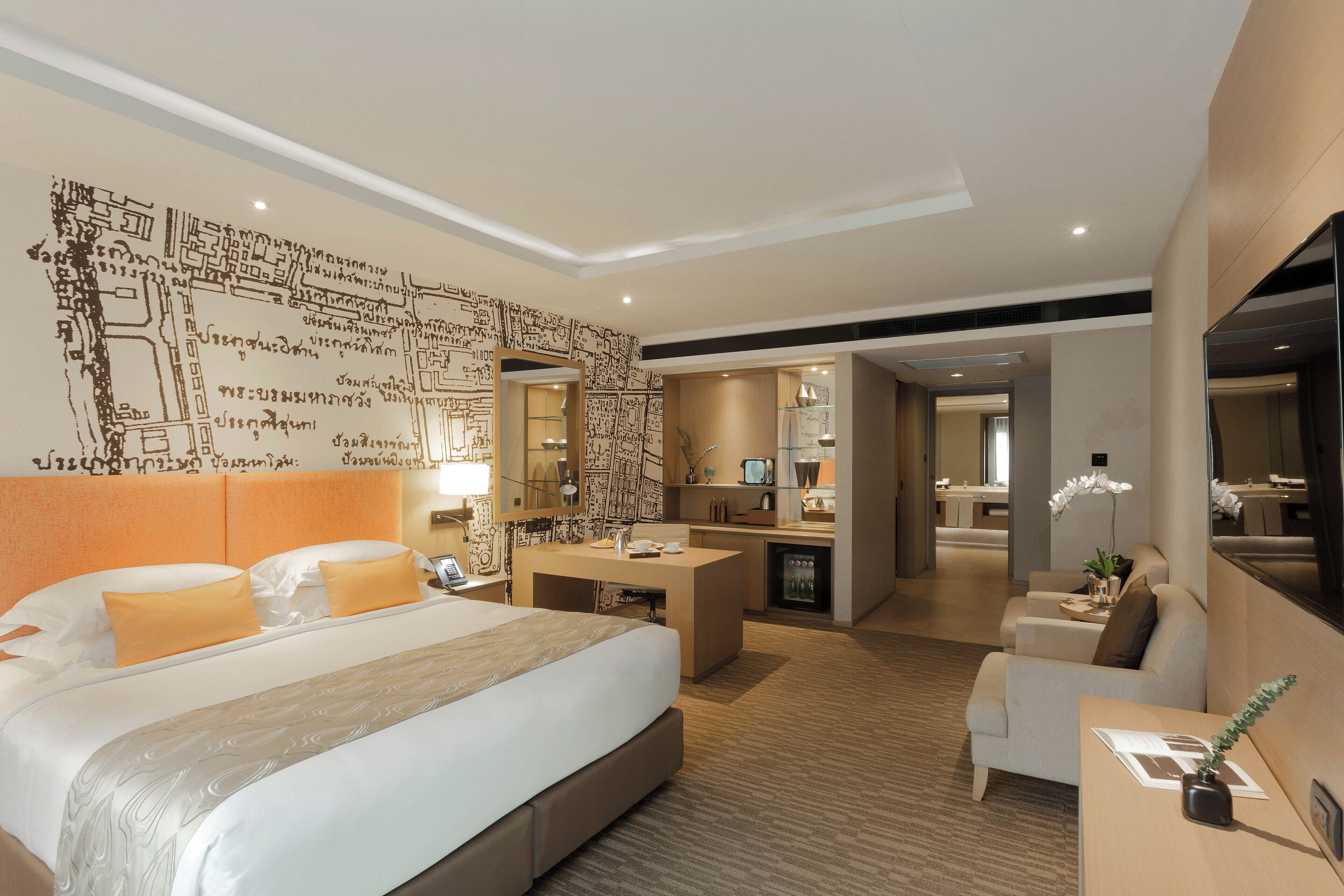 ห้องสวีท (Skyline) | มินิบาร์ฟรีบางอย่าง, ตู้นิรภัยในห้องพัก, โต๊ะทำงาน