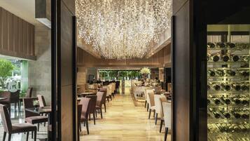 3 restaurants, breakfast, lunch, dinner served; international cuisine