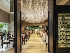 3 restaurants, breakfast, lunch, dinner served; international cuisine