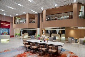 Lobby sitting area - Avani Ratchada Bangkok Hotel (Bangkok)