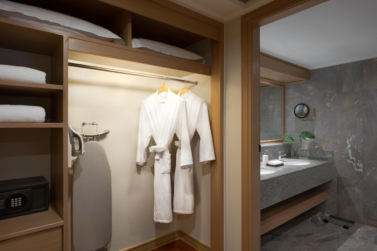 Junior Suite | Minibar (some free items), in-room safe, desk, laptop workspace