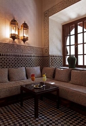 Alfresco dining, open daily