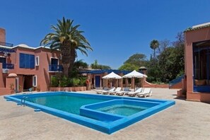 Outdoor pool, pool umbrellas, sun loungers - Palais Salam Taroudant (Taroudant)