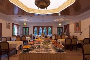 3 restaurantes; se sirve desayuno, almuerzo y cena; cocina internacional