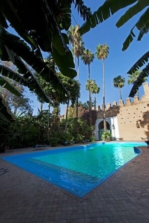 室外游泳池，池畔遮阳伞，日光浴躺椅