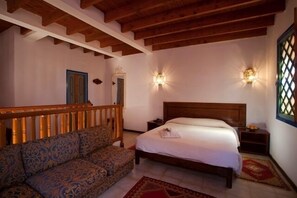 小型套房 | 加厚床垫、迷你吧、客房内保险箱、办公桌