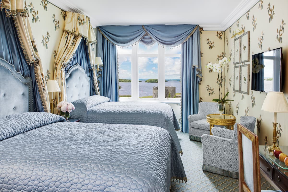 华丽客房 (Queen Family Room) | 高档床上用品、加厚床垫、迷你吧、客房内保险箱