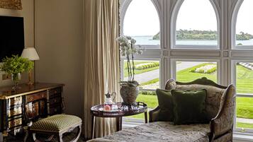 Suite presidencial | Ropa de cama de alta calidad, camas con pillow-top y minibar