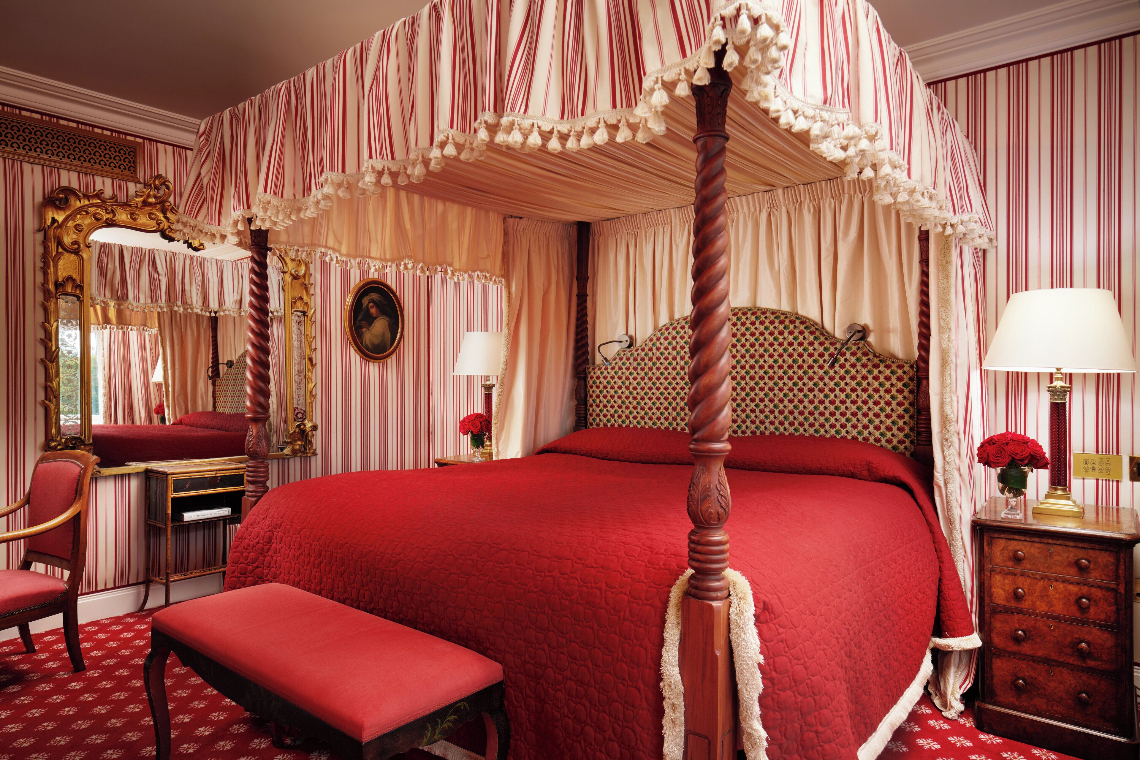 普通客房 (Stateroom) | 高級寢具、舒適加層、迷你吧、客房內保險箱