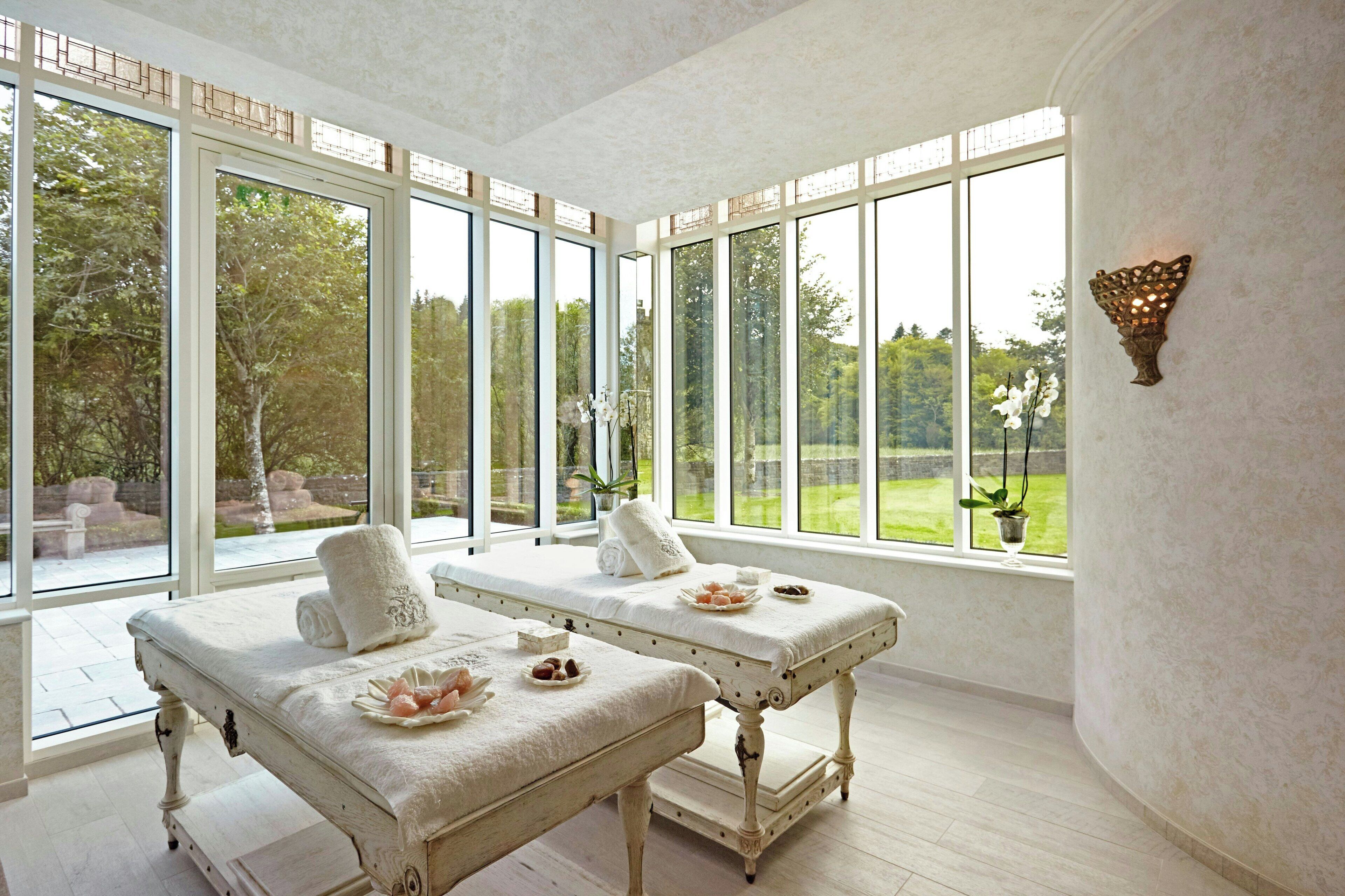 Ruang uap, perawatan tubuh, pijat dengan batu panas, dan body wrap