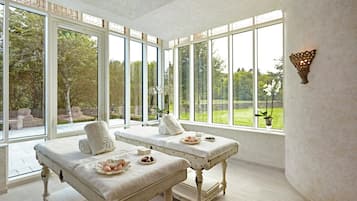 Ruang uap, perawatan tubuh, pijat dengan batu panas, dan body wrap