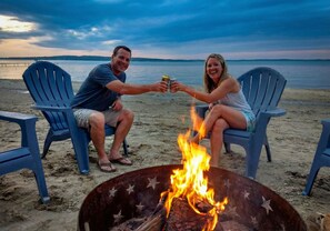 On the beach - Pointes North Beachfront Hotel – 2 Person Spa Tub Studios (Traverse City)