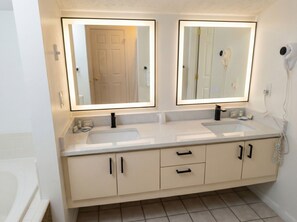 Exclusive Penthouse, 1 Bedroom, Kitchen, Bay View | Bathroom | Shower, free toiletries, hair dryer, towels