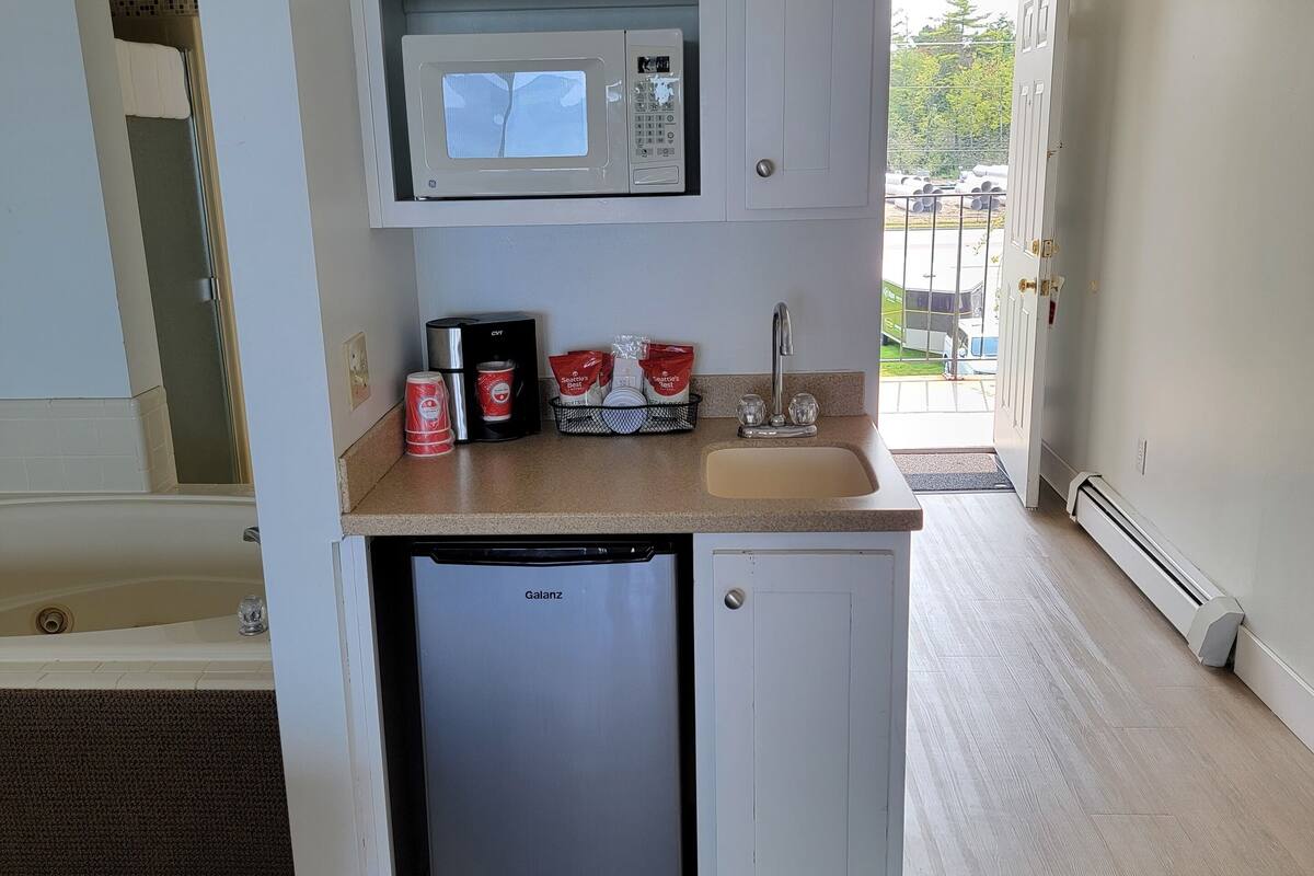 fridge, microwave, coffee/tea maker