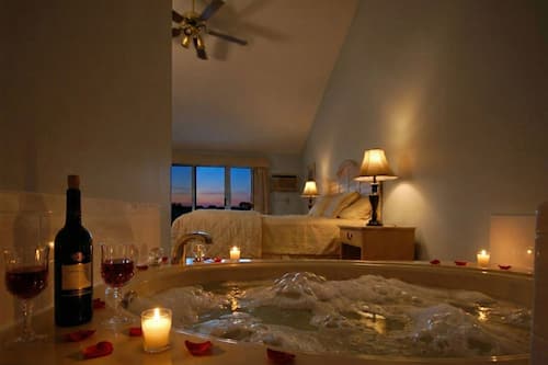 Studio, 1 King Bed, Jetted Tub, Bay View | Private spa tub
