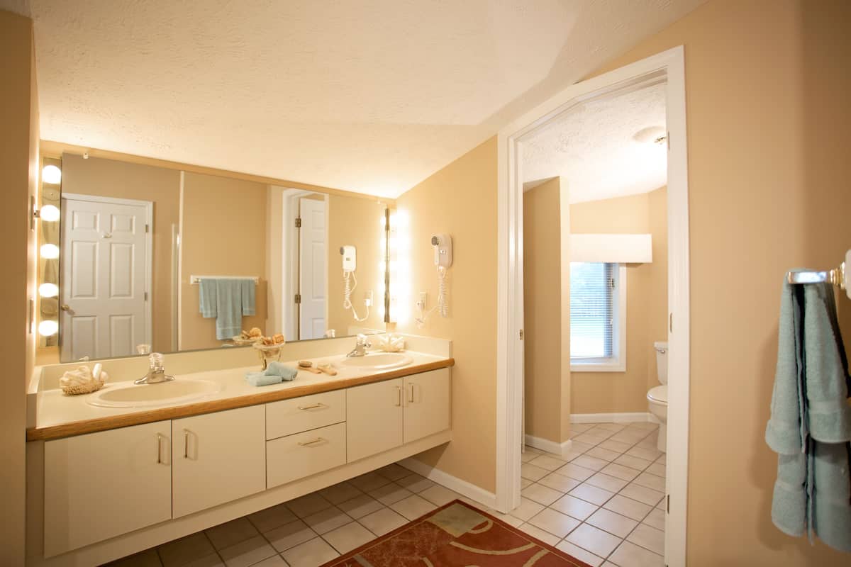 exclusive penthouse, 1 bedroom, kitchen, bay view | bathroom | shower, free toiletries, hair dryer, towels