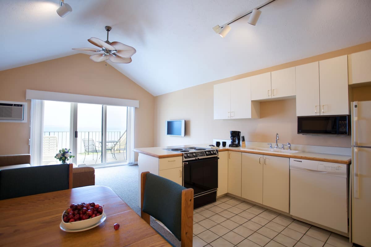 exclusive penthouse, 1 bedroom, kitchen, bay view | private kitchen | fridge, microwave, coffee/tea maker