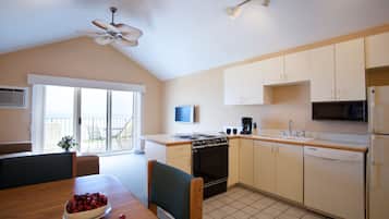Exclusive Penthouse, 1 Bedroom, Kitchen, Bay View | Private kitchen | Fridge, microwave, coffee/tea maker