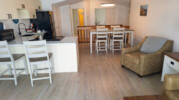 Exclusive-kattohuoneisto, 1 makuuhuone, keittiö, näköala lahdelle | Äänieristys, silitysrauta/-lauta, ilmainen Wi-Fi, vuodevaatteet