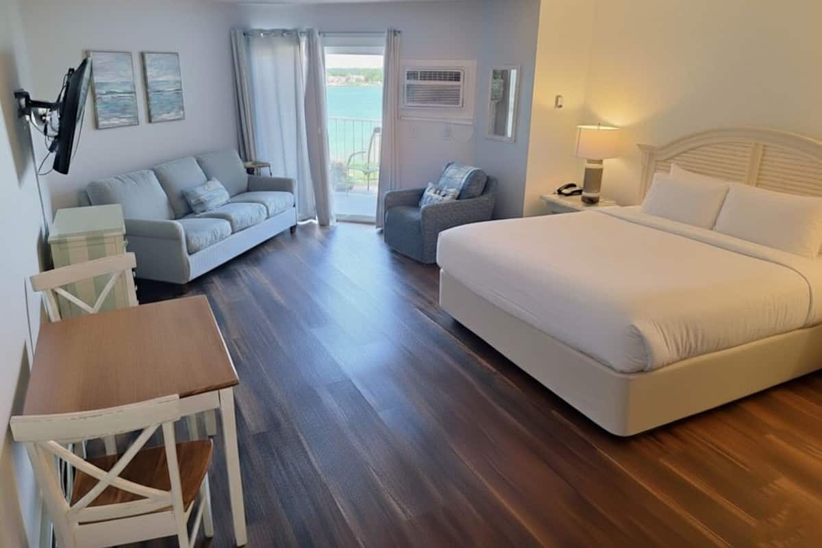 Deluxe Studio, 1 Bedroom, Kitchenette, Bay View | Soundproofing, iron/ironing board, free WiFi, bed sheets