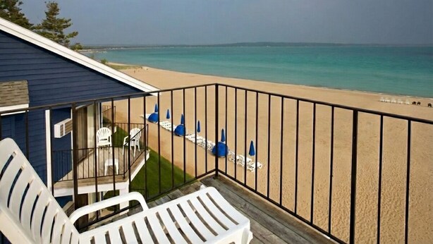 Un balcone con vista sulla spiaggia e sull'oceano.