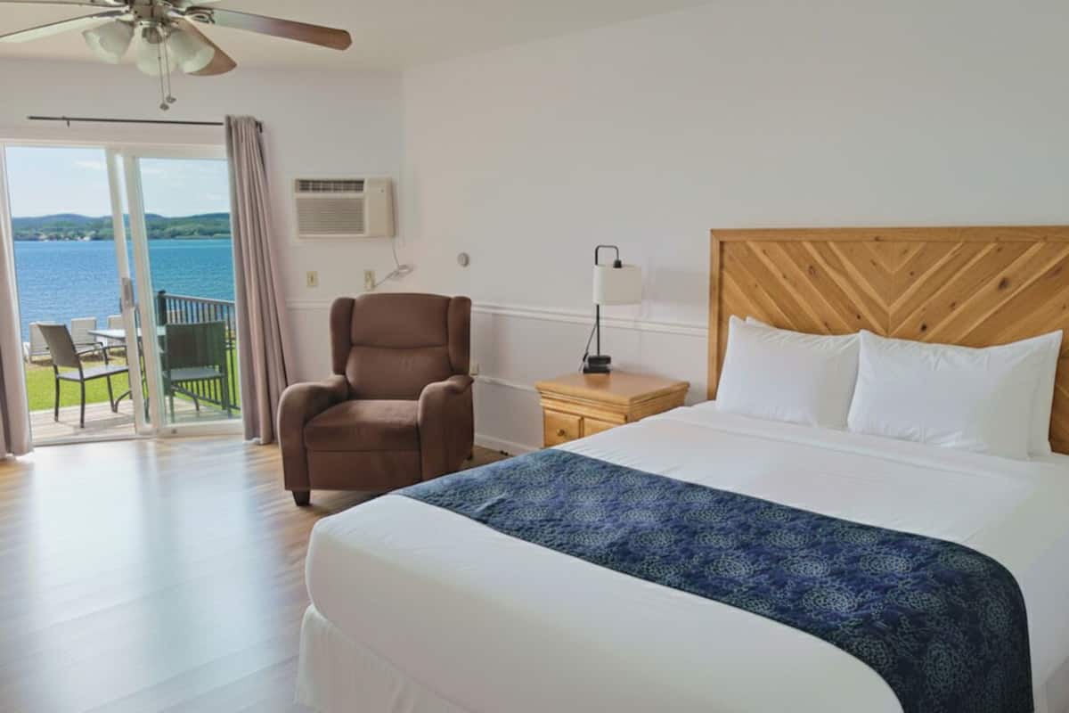 Studio, 1 King Bed with Sofa bed, Kitchenette, Bay View | Soundproofing, iron/ironing board, free WiFi, bed sheets