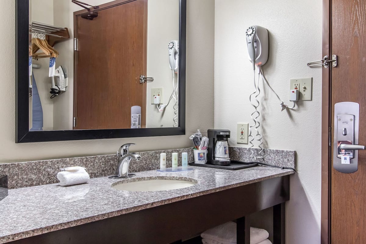 Bathroom | Combined shower/bathtub, hair dryer, towels