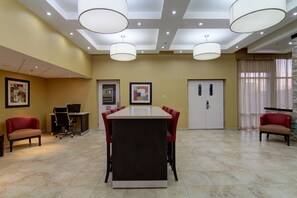 Lobby lounge - Best Western Plus Bowmanville (Clarington)