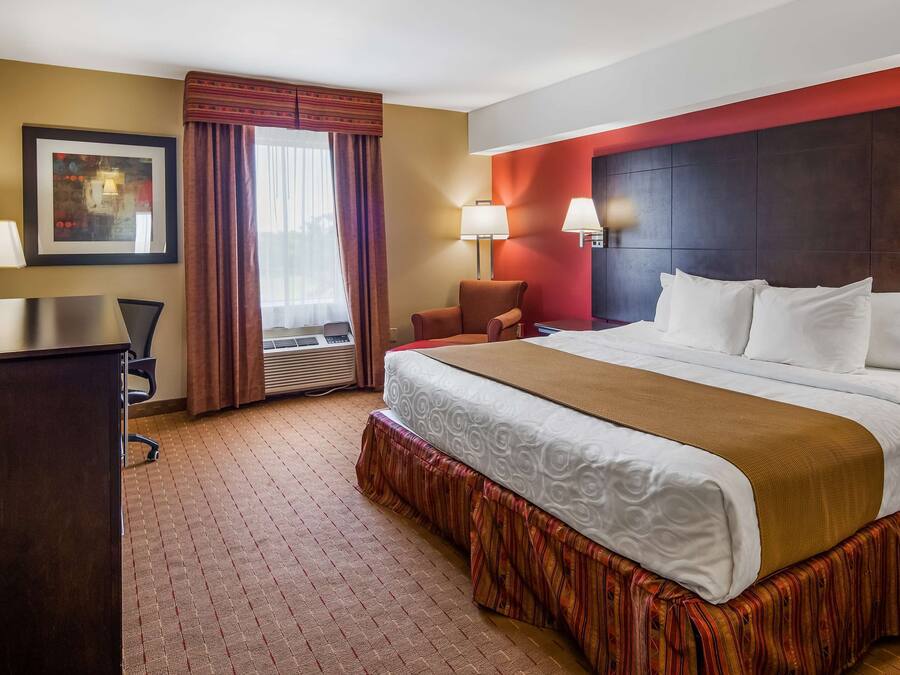 1 camera, una scrivania, postazione laptop, ferro/asse da stiro