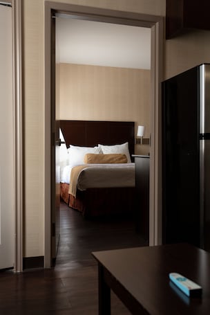 1 bedroom, desk, laptop workspace, iron/ironing board. Best Western Plus Bowmanville