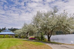 Property grounds - Inn On Long Lake (Nanaimo)