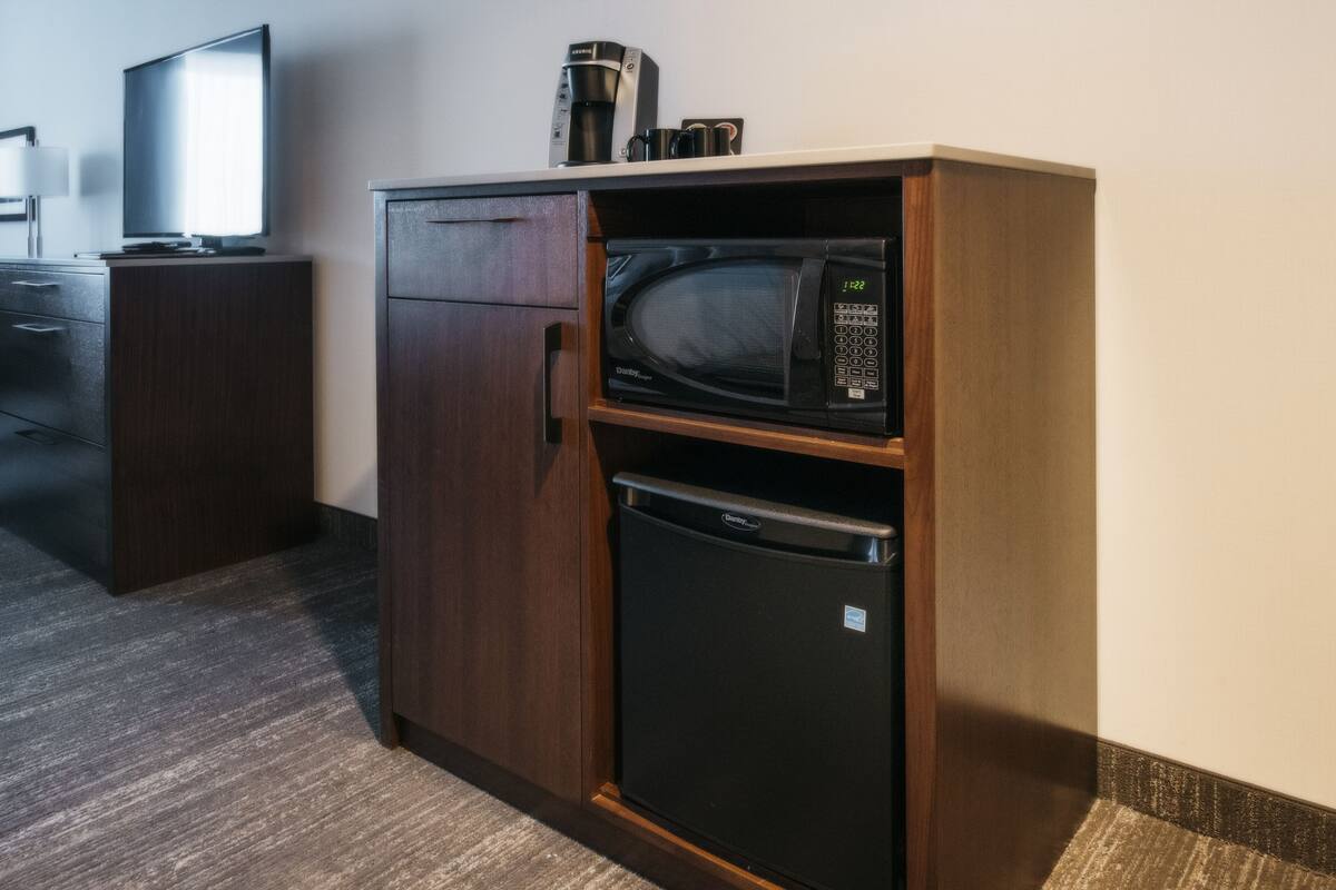 premium bedding, pillow-top beds, in-room safe, desk