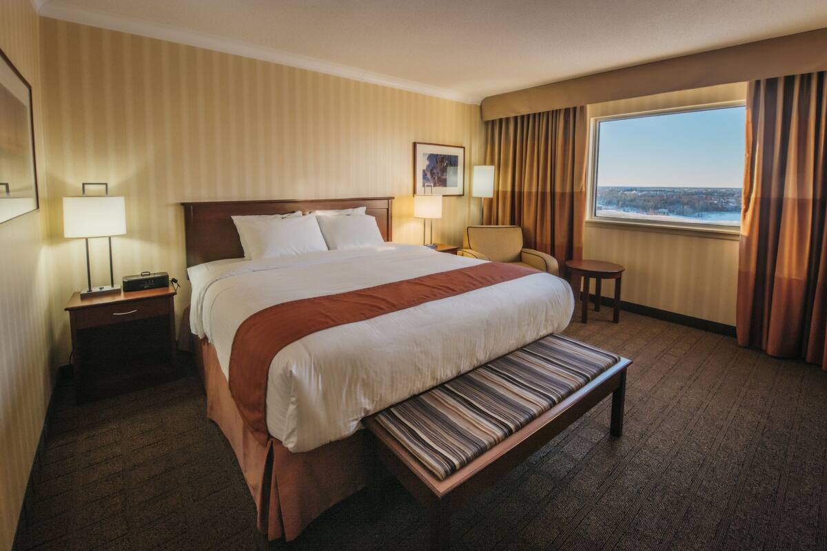 Standard Room, 1 King Bed | Premium bedding, pillowtop beds, in-room safe, desk