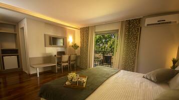 Frigobar, cofres nos quartos, escrivaninha