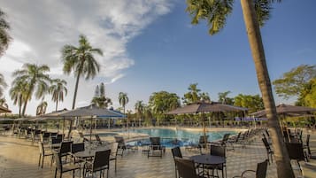 3 piscines extérieures, cabanons gratuits, parasols de plage
