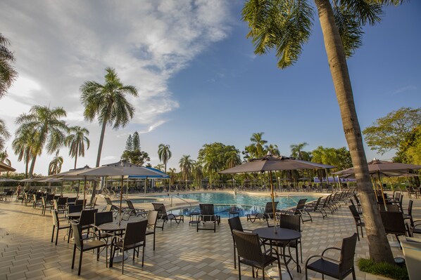 3 piscinas al aire libre, cabañas de piscina gratuitas, sombrillas