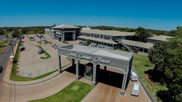 A Grand Carimã Resort with a large parking area, multiple buildings, and a clear view of the surrounding landscape.