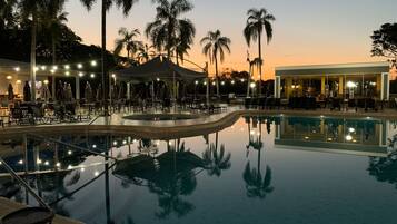 3 piscinas externas, funciona das 10h às 22h, barracas de cortesia