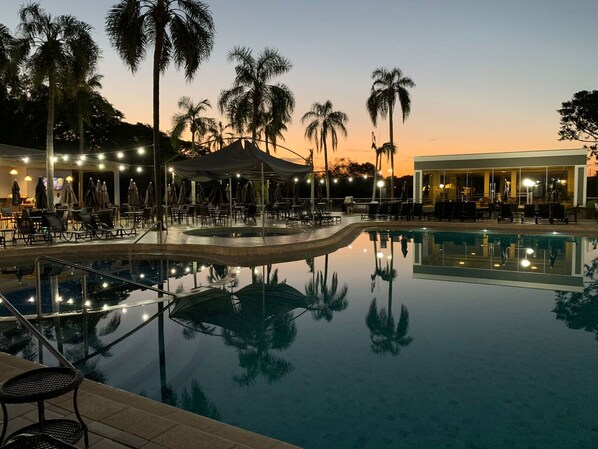 3 piscines extérieures, cabanons gratuits, parasols de plage