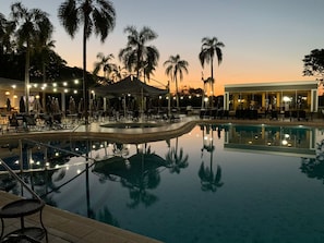 3 piscinas externas, funciona das 10h às 22h, barracas de cortesia