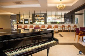 Piano bar