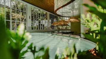 3 piscinas externas, funciona das 10h às 22h, barracas de cortesia