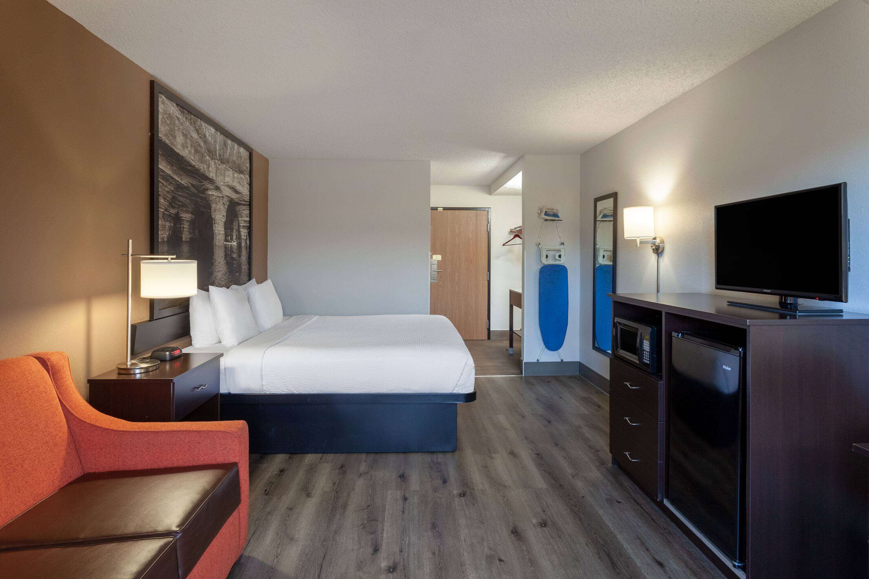 standard room, 1 king bed with sofa bed | pillow-top beds, in-room safe, desk, iron/ironing board