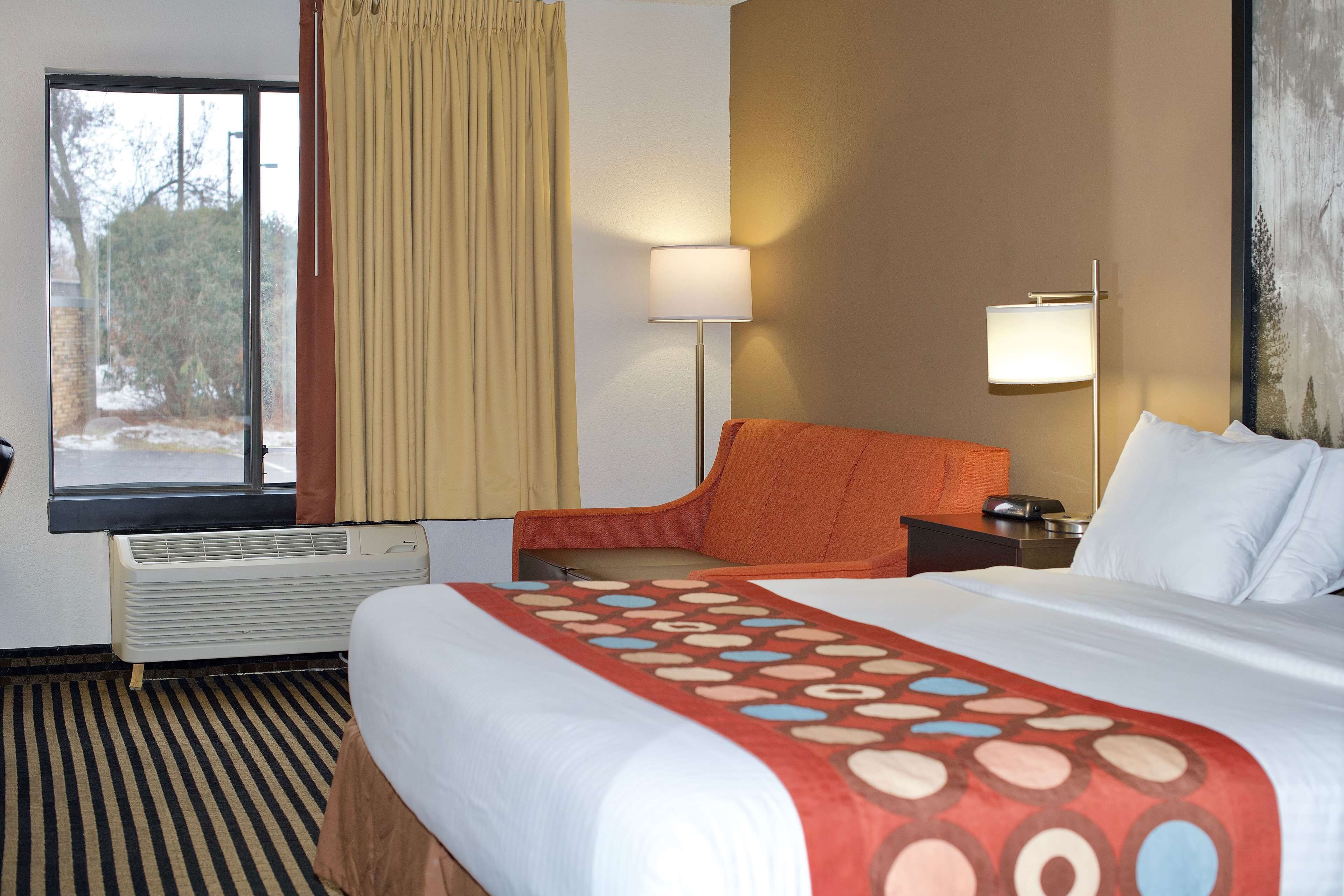 standard room, 1 king bed with sofa bed | pillow-top beds, in-room safe, desk, iron/ironing board