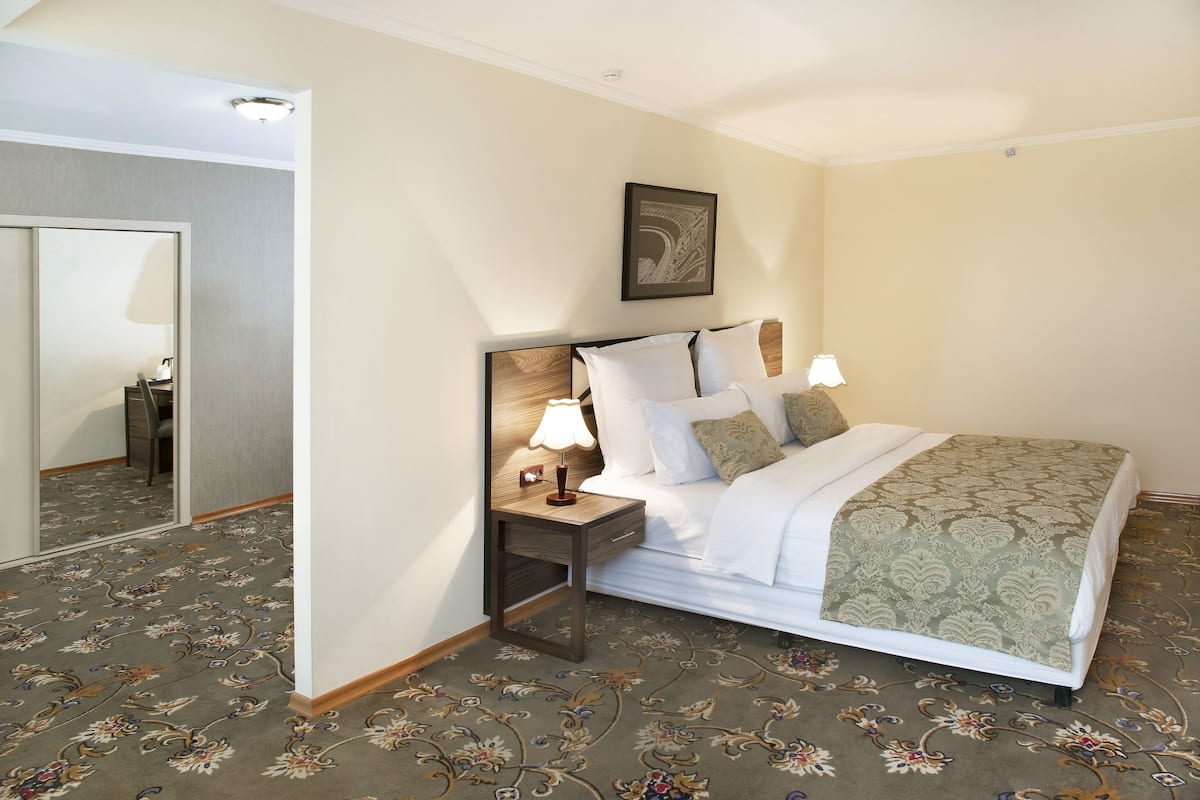 Suite Junior | Minibar, una cassaforte in camera, una scrivania, ferro/asse da stiro
