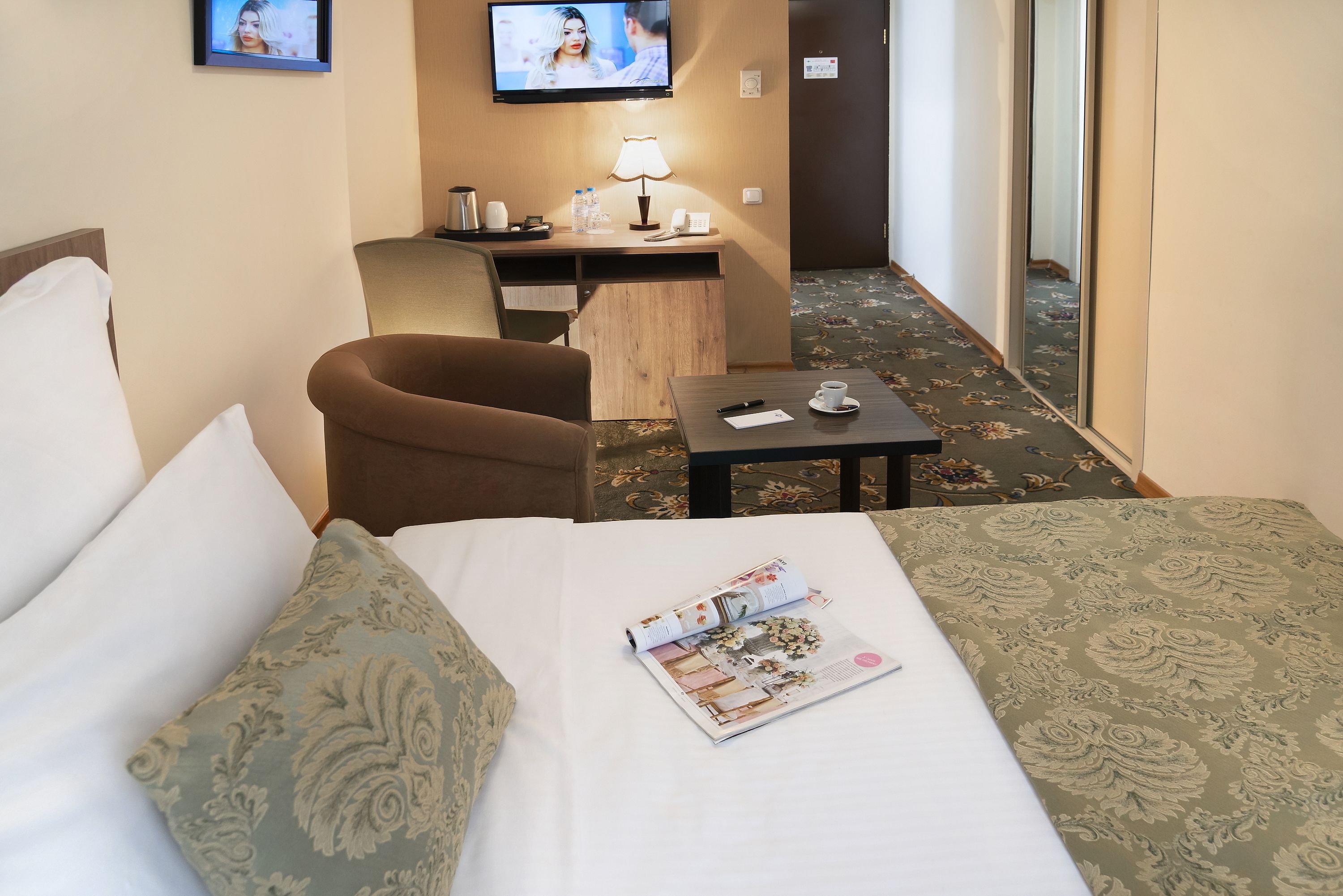 single room | minibar, in-room safe, desk, iron/ironing board