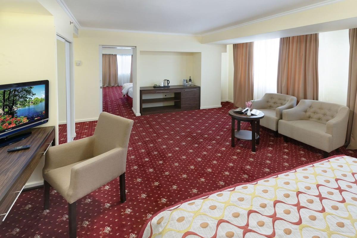 Family Suite | Minibar, in-room safe, desk, iron/ironing board