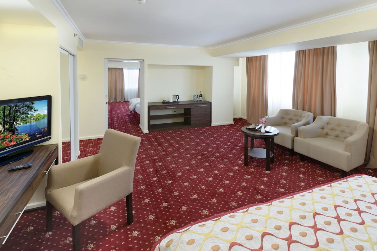 Suite familiare | Minibar, una cassaforte in camera, una scrivania, ferro/asse da stiro