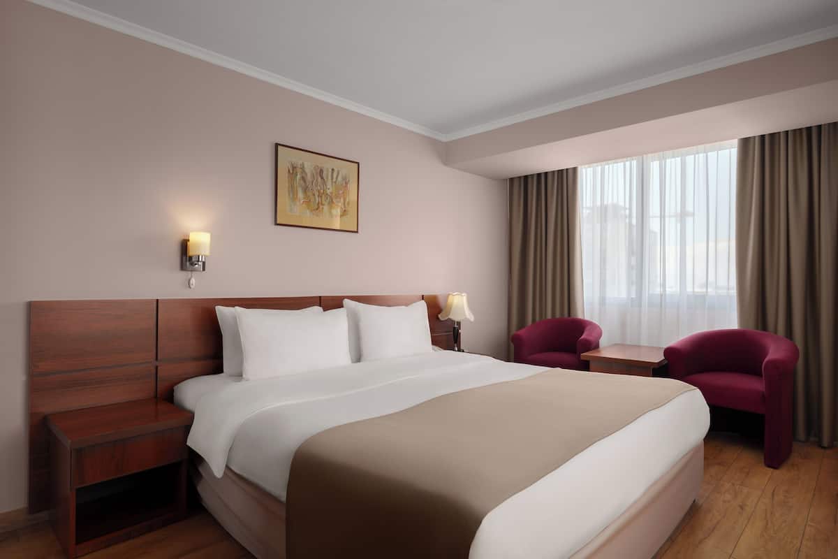 Double or Twin Room | Minibar, in-room safe, desk, iron/ironing board