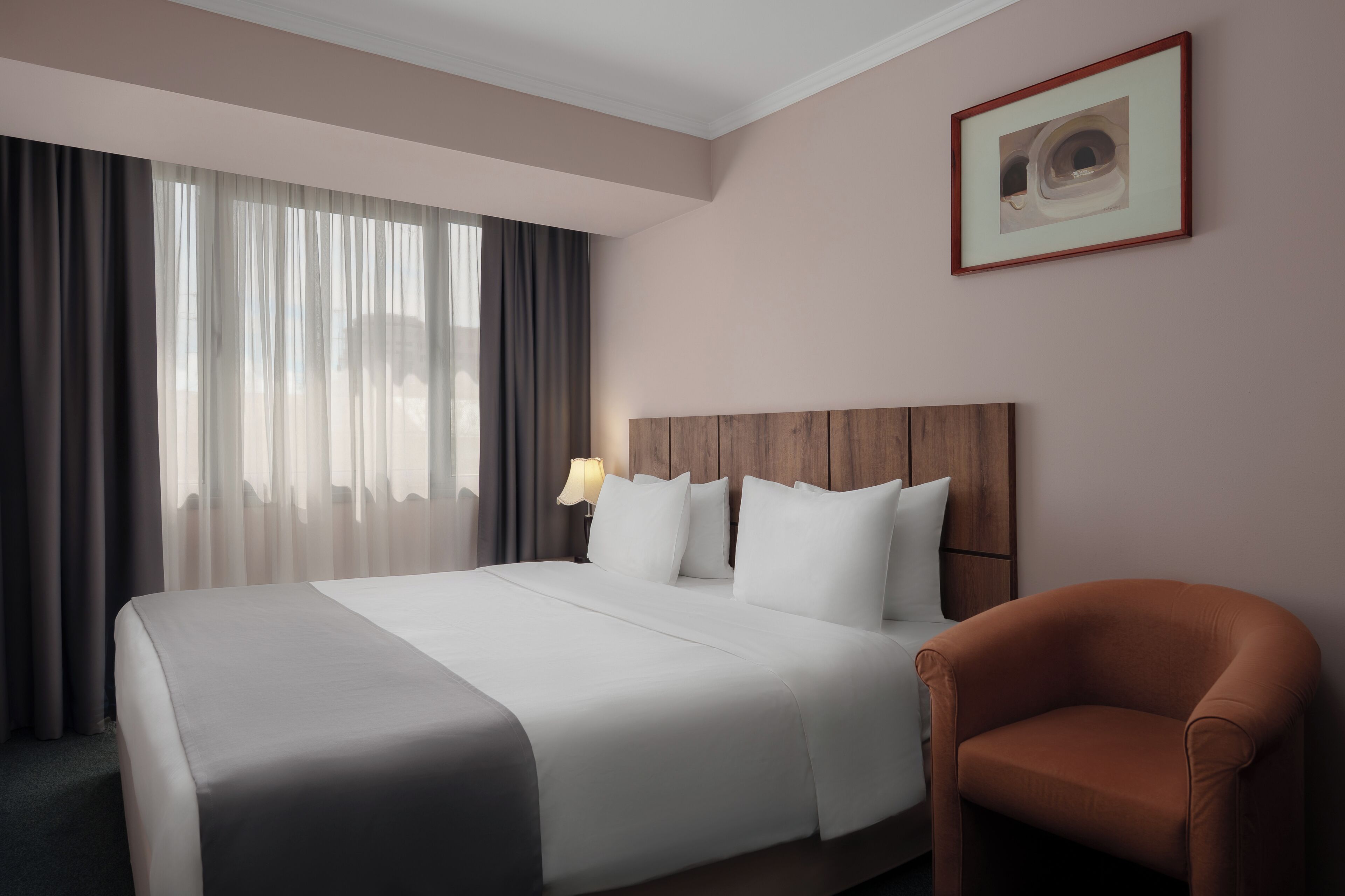 Single Room | Minibar, in-room safe, desk, iron/ironing board